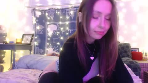 Snapshot of wingardiumleveveosa chatting on December 14, 2024, 1:28 am Eevie online show from December 14, 2024, 1:28 am