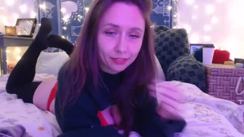 Snapshot of wingardiumleveveosa chatting on December 19, 2024, 12:13 am Eevie online show from December 19, 2024, 12:13 am