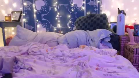 Snapshot of wingardiumleveveosa chatting on January 1, 2025, 5:22 am Eevie online show from January 1, 2025, 5:22 am