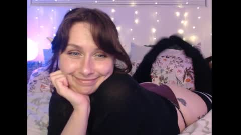 Snapshot of wingardiumleveveosa chatting on December 21, 2025, 1:24 am Eevie online show from December 21, 2025, 1:24 am