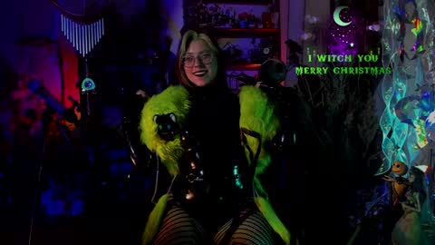 Snapshot of witch_fiona chatting on December 21, 2024, 8:00 pm Goddess of two strapons - Mr. long Don Mr. Pinky online show from December 21, 2024, 8:00 pm