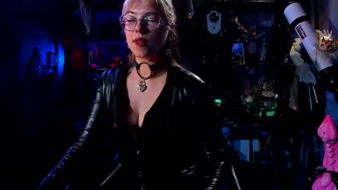 Snapshot of witch_fiona chatting on February 18, 2025, 7:09 pm Goddess of two strapons - Mr. long Don Mr. Pinky online show from February 18, 2025, 7:09 pm