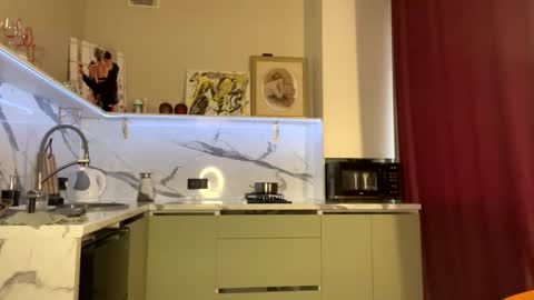 Snapshot of withlovebella chatting on January 24, 2025, 12:20 pm Isobelle online show from January 24, 2025, 12:20 pm