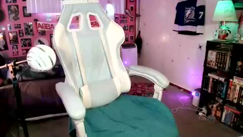 Snapshot of wolfie_777 chatting on June 19, 2026, 9:51 pm Wolfie online show from June 19, 2026, 9:51 pm
