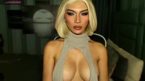 Julia online show from May 1, 2026, 3:33 am