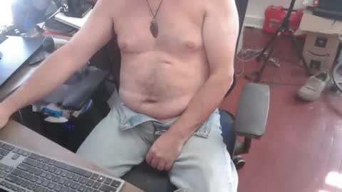 Snapshot of woodworker6473 chatting on February 5, 2026, 3:27 pm woodworker6473 online show from February 5, 2026, 3:27 pm