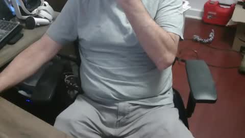 Snapshot of woodworker6473 chatting on February 19, 2026, 12:17 am woodworker6473 online show from February 19, 2026, 12:17 am