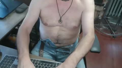 Snapshot of woodworker6473 chatting on June 1, 2026, 10:44 pm woodworker6473 online show from June 1, 2026, 10:44 pm