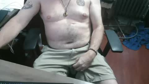 Snapshot of woodworker6473 chatting on July 4, 2026, 11:22 pm woodworker6473 online show from July 4, 2026, 11:22 pm