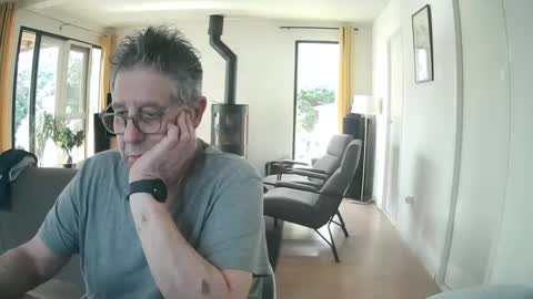 Snapshot of woodwurm chatting on February 26, 2025, 1:41 pm woodwurm and Snoeske online show from February 26, 2025, 1:41 pm