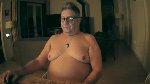 Snapshot of woodwurm chatting on November 19, 2025, 5:51 am woodwurm and Snoeske online show from November 19, 2025, 5:51 am