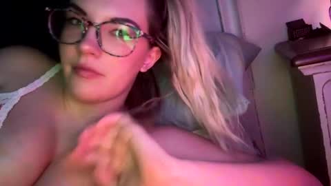 Snapshot of x_dreamgirl_x chatting on December 12, 2024, 3:43 am Mariah online show from December 12, 2024, 3:43 am