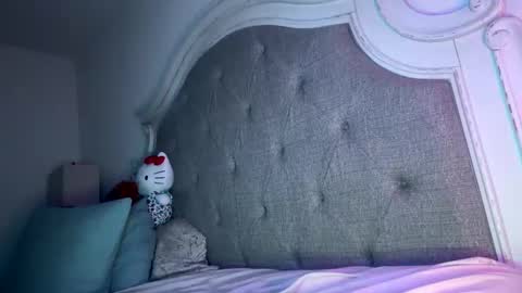 Snapshot of x_dreamgirl_x chatting on January 4, 2025, 6:52 am Mariah online show from January 4, 2025, 6:52 am