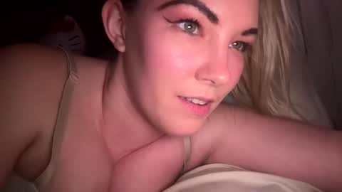 Snapshot of x_dreamgirl_x chatting on January 9, 2025, 6:38 am Mariah online show from January 9, 2025, 6:38 am