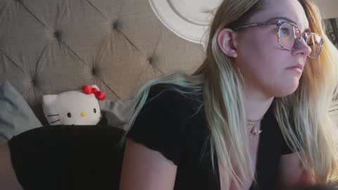 Snapshot of x_dreamgirl_x chatting on January 25, 2025, 5:51 am Mariah online show from January 25, 2025, 5:51 am