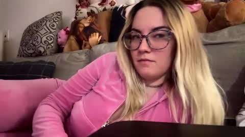 Snapshot of x_dreamgirl_x chatting on February 3, 2025, 1:09 am Mariah online show from February 3, 2025, 1:09 am