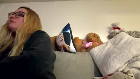 Snapshot of x_dreamgirl_x chatting on October 8, 2025, 6:11 am Mariah online show from October 8, 2025, 6:11 am