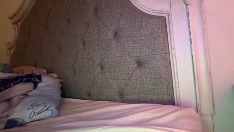 Snapshot of x_dreamgirl_x chatting on October 9, 2025, 11:58 pm Mariah online show from October 9, 2025, 11:58 pm