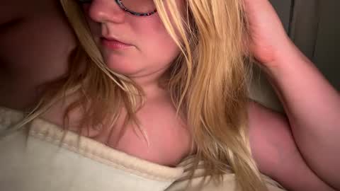 Snapshot of x_dreamgirl_x chatting on October 19, 2025, 10:38 am Mariah online show from October 19, 2025, 10:38 am