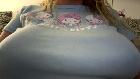 Snapshot of x_dreamgirl_x chatting on October 23, 2025, 12:54 am Mariah online show from October 23, 2025, 12:54 am