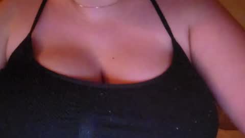 Snapshot of x_dreamgirl_x chatting on August 1, 2026, 7:51 am Mariah online show from August 1, 2026, 7:51 am