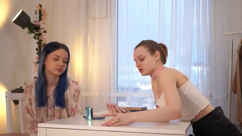 Snapshot of xiaobrunscheen chatting on November 8, 2025, 4:12 am Luna and Lina online show from November 8, 2025, 4:12 am