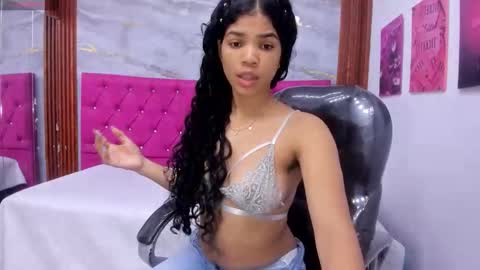 Snapshot of ximena_ruiz18 chatting on June 4, 2026, 12:55 pm Ximena Ruiz online show from June 4, 2026, 12:55 pm