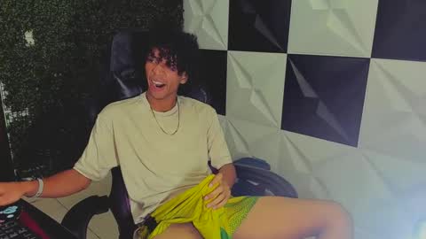 Snapshot of xion_ez chatting on October 3, 2025, 9:01 pm xion_ez online show from October 3, 2025, 9:01 pm