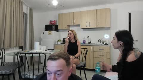 Snapshot of xveryhotcouple chatting on November 3, 2025, 6:31 pm xveryhotcouple online show from November 3, 2025, 6:31 pm