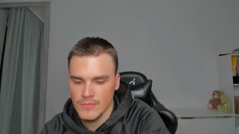 Snapshot of xx_raul_xx_ chatting on December 3, 2025, 9:02 pm raul online show from December 3, 2025, 9:02 pm