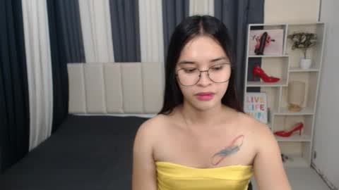 CHLOES ROOM online show from October 5, 2025, 4:49 pm