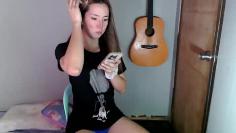 Snapshot of xxinnocentbellaxx chatting on December 6, 2024, 7:21 am Dyanna Zulla online show from December 6, 2024, 7:21 am