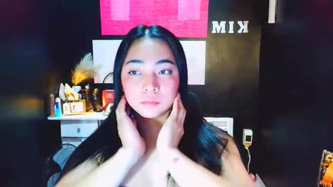 xxslutty kim online show from December 15, 2025, 3:11 am