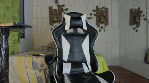 yacksson_lawrence online show from December 21, 2024, 11:02 pm