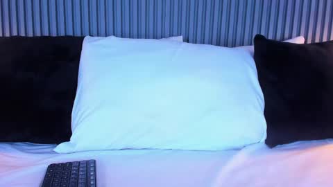 Snapshot of yalezka_ chatting on May 7, 2026, 4:29 am Yalezka online show from May 7, 2026, 4:29 am