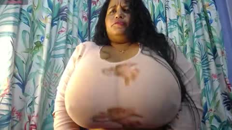 Snapshot of yasmin_bigtits chatting on December 25, 2024, 10:27 pm Yasmin online show from December 25, 2024, 10:27 pm