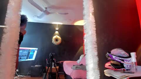 Snapshot of yayahilton chatting on December 3, 2025, 5:04 am YAYA online show from December 3, 2025, 5:04 am