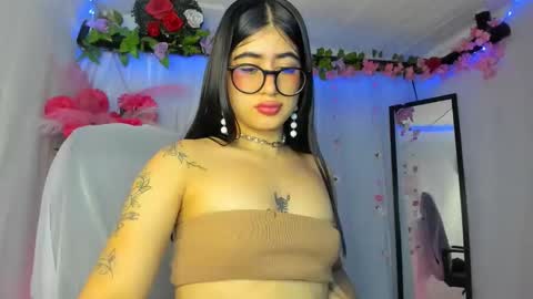 YELINA online show from December 3, 2025, 10:52 pm