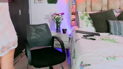 Snapshot of yellow_lily chatting on May 15, 2026, 12:45 pm yellow_lily online show from May 15, 2026, 12:45 pm