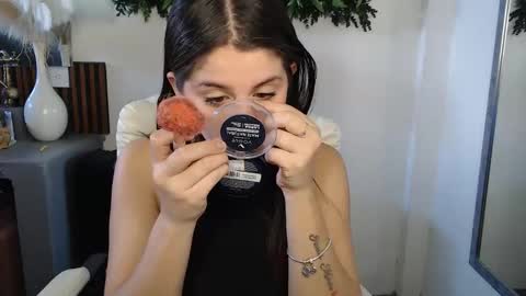 Snapshot of yenn_claros chatting on February 25, 2026, 7:01 pm Yenni online show from February 25, 2026, 7:01 pm