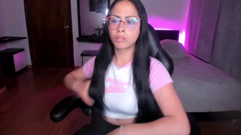 yesie_hot2 online show from December 30, 2024, 2:09 am