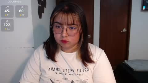 Snapshot of yini_angel07 chatting on June 4, 2026, 2:39 am hii i am yini online show from June 4, 2026, 2:39 am