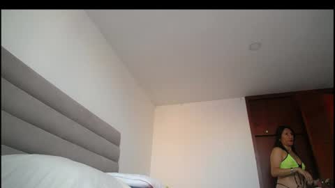 Snapshot of yinn_silver chatting on July 6, 2026, 12:24 pm Yiny online show from July 6, 2026, 12:24 pm