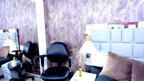 yiyisandoval online show from September 10, 2025, 1:55 pm