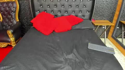 yiyisandoval online show from October 7, 2025, 2:14 pm