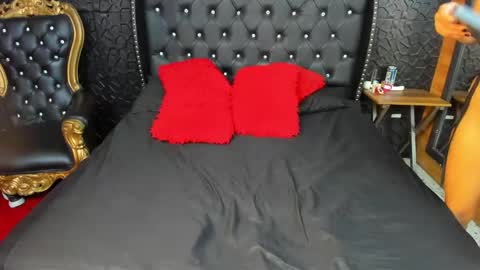 yiyisandoval online show from October 14, 2025, 7:36 pm