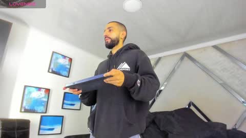 Yiyo online show from February 5, 2025, 4:06 am