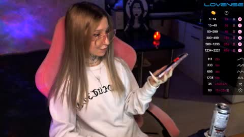 Snapshot of yngmilf_ chatting on December 11, 2024, 6:47 am online show from December 11, 2024, 6:47 am