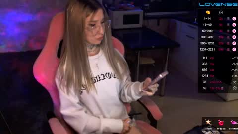 Snapshot of yngmilf_ chatting on December 14, 2024, 2:01 am online show from December 14, 2024, 2:01 am