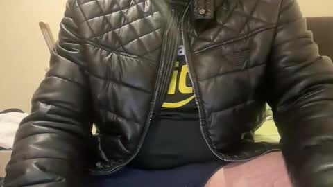 Snapshot of ynholeather chatting on December 18, 2025, 2:39 am Leather online show from December 18, 2025, 2:39 am